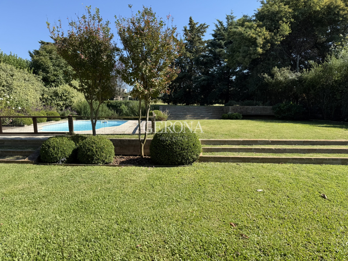 Casa ID.270 - Alquiler Casa de 4 dormitorios y servicio, de 352 m2, en Lomas de la Tahona