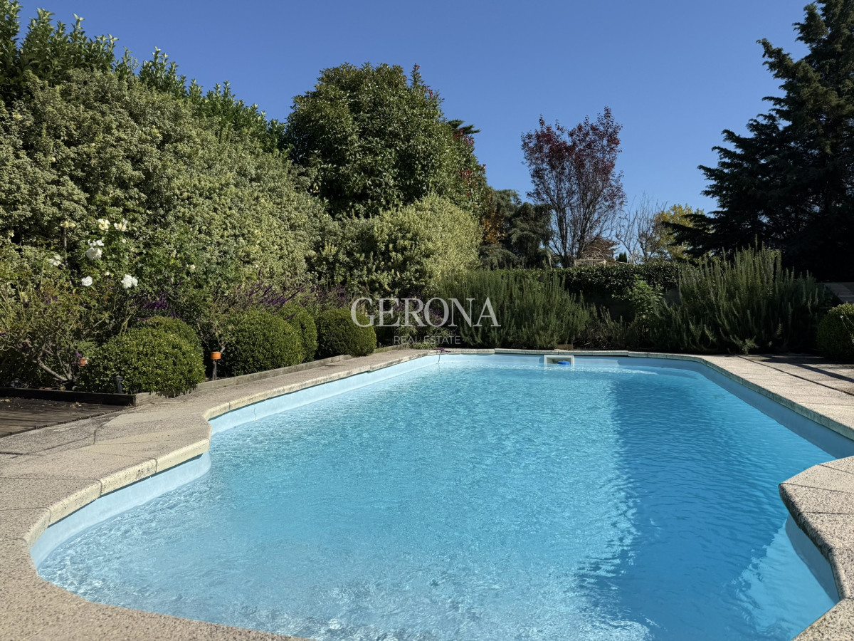 Casa ID.270 - Alquiler Casa de 4 dormitorios y servicio, de 352 m2, en Lomas de la Tahona