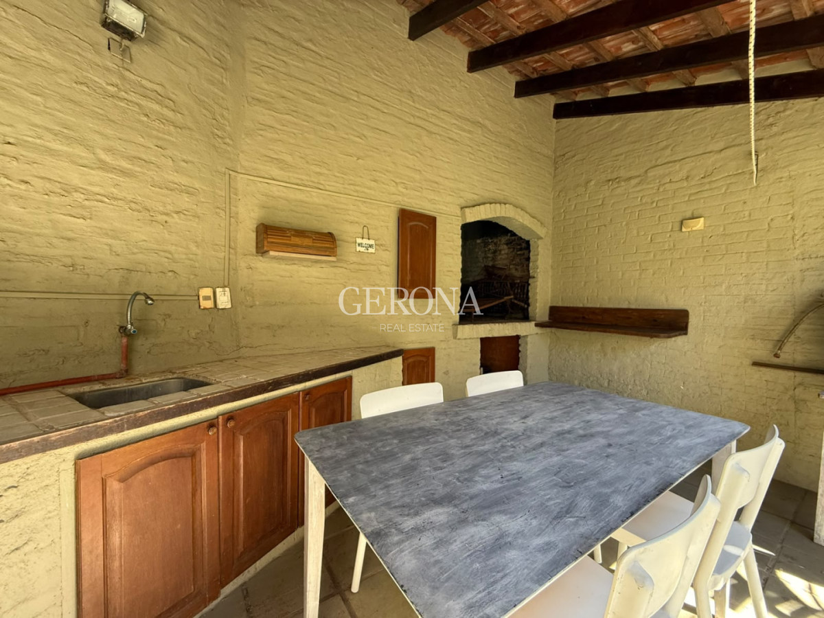 Casa ID.316 - Venta casa de 3 dormitorios, jardín, barbacoa y garaje en Punta Gorda.