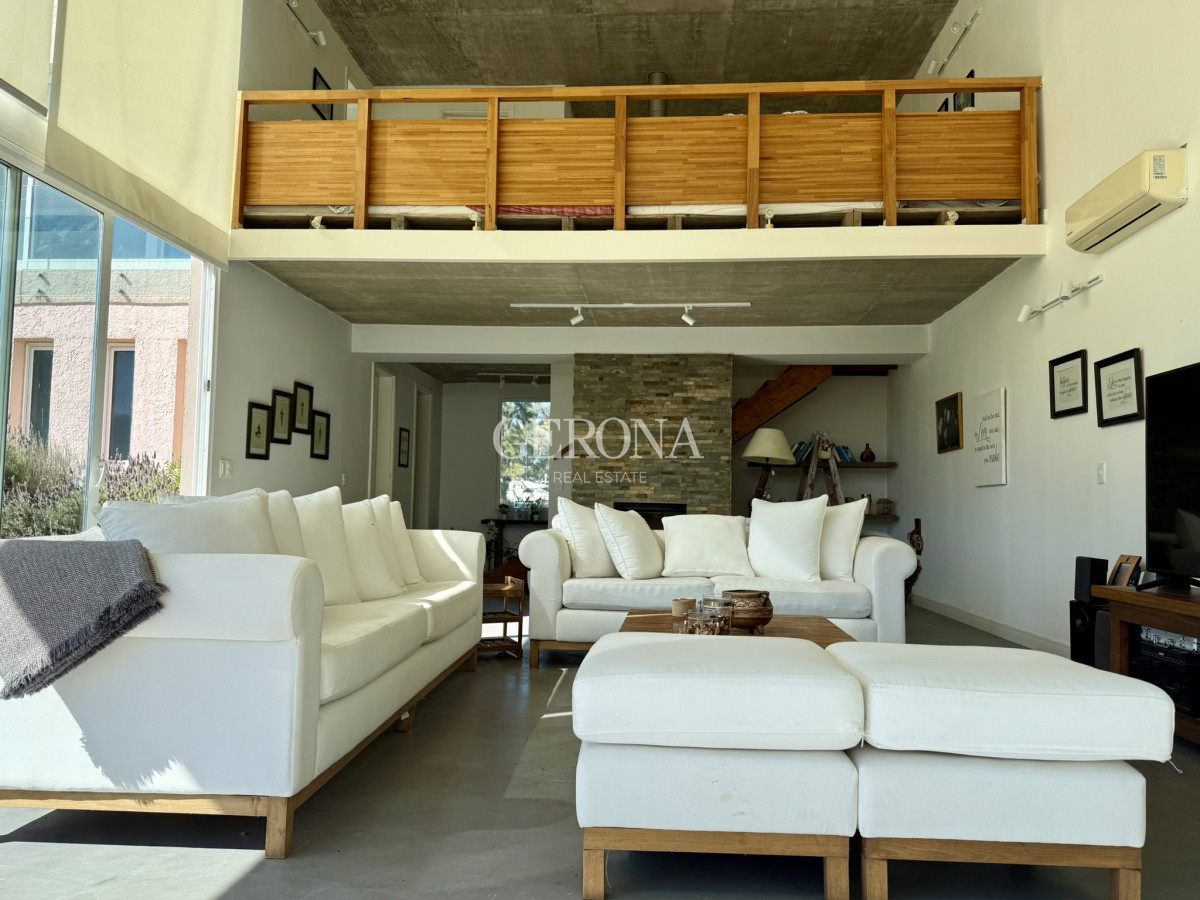 Casa ID.283 - Venta Casa en Marina de Santa Lucía, con 1644 m2 de terreno, 274 edificado y doble muelle.