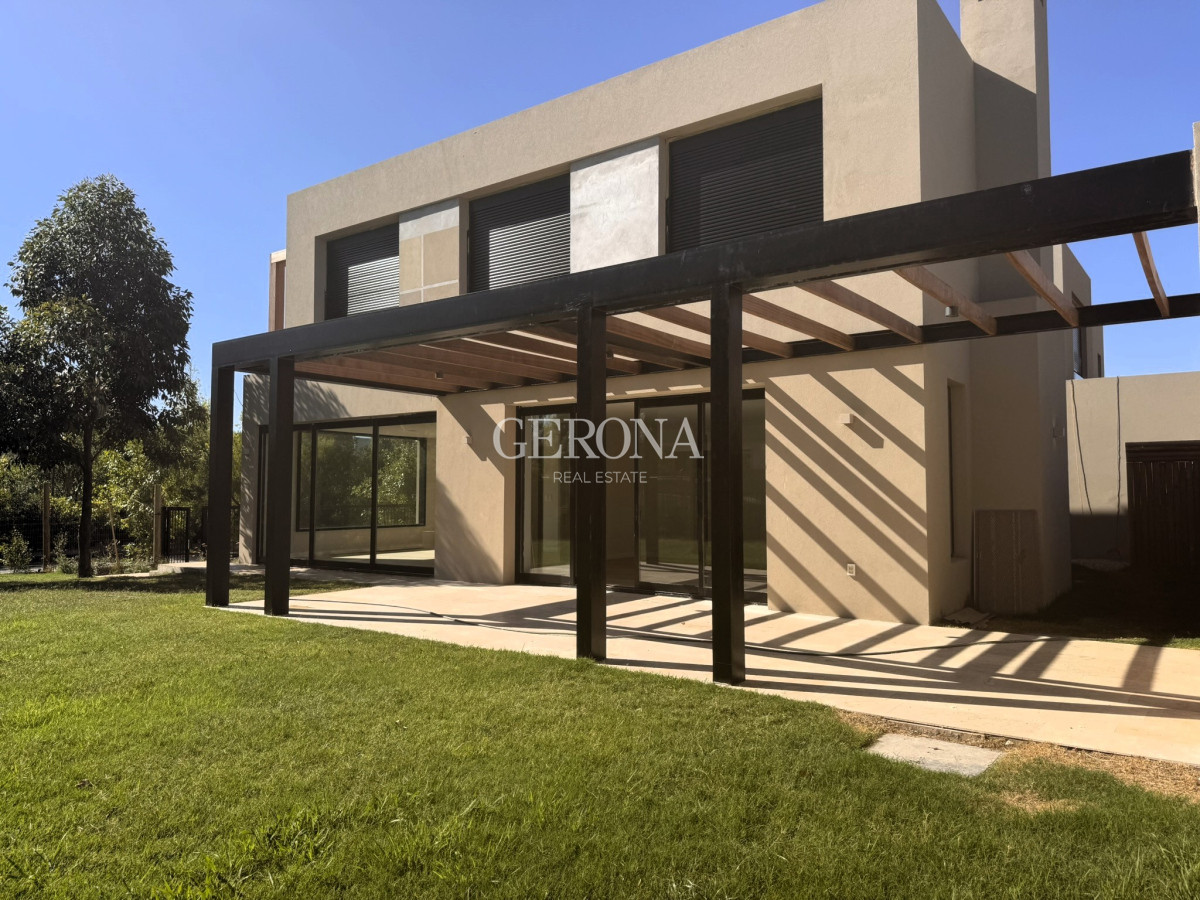 Casa ID.259 - Venta Casa de 3 dormitorios, jardín a estrenar 