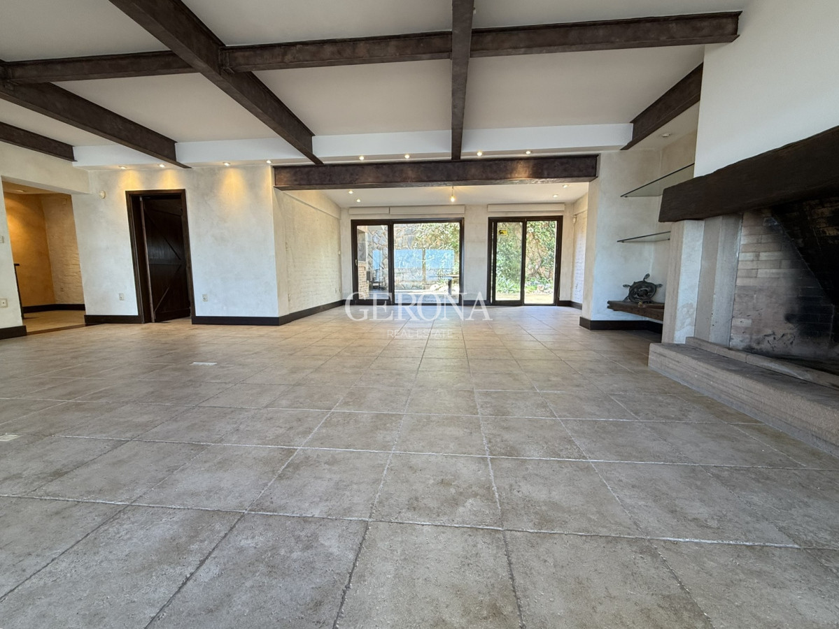 Casa ID.281 - Venta casa de tres niveles, con tres suites frente al mar en Punta Gorda. 