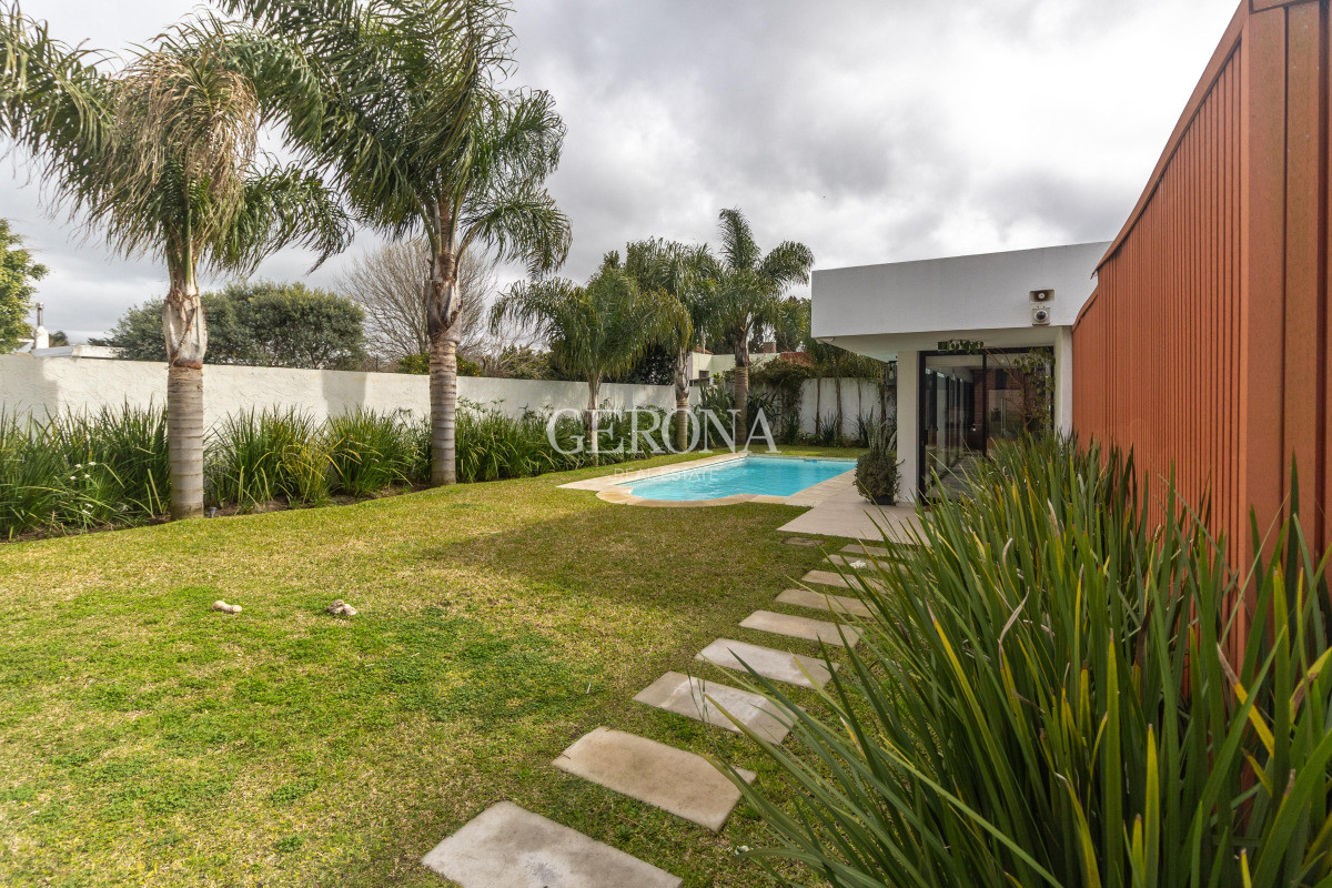 Casa ID.286 - Venta casa de 4 dormitorios en Punta Gorda. Amoblada.