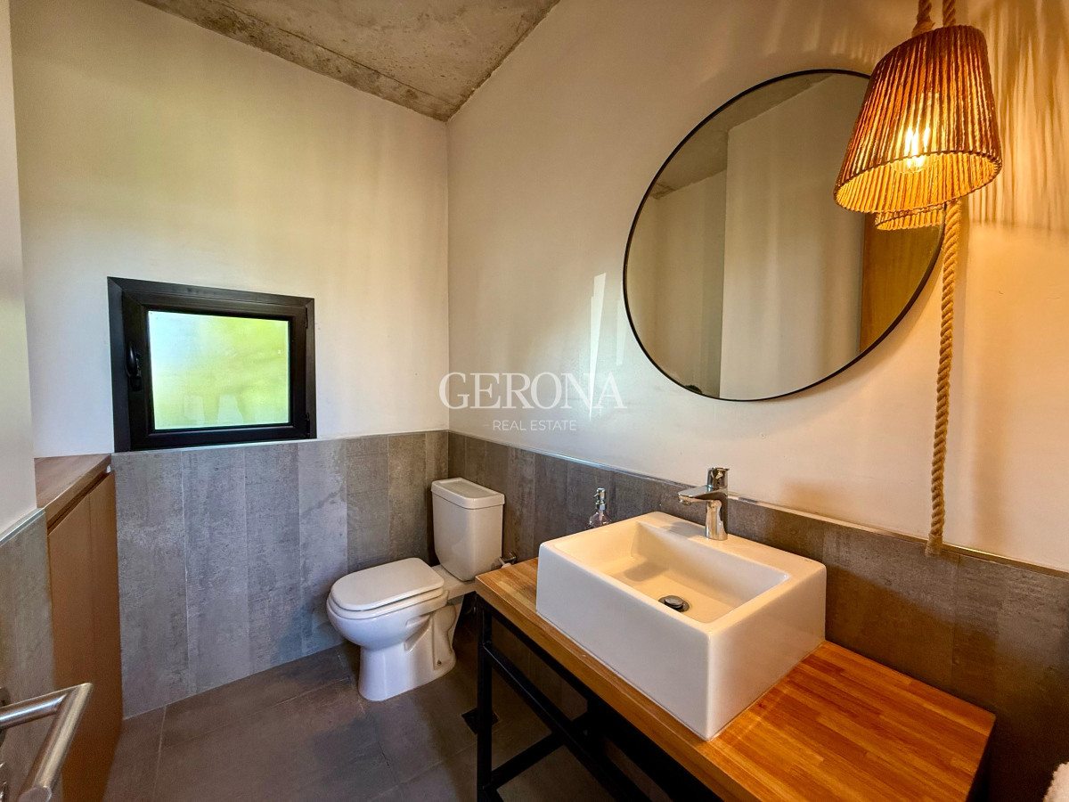 Casa ID.272 - Venta Casa de 4 dormitorios, jardín y piscina en,  Barrio Privado