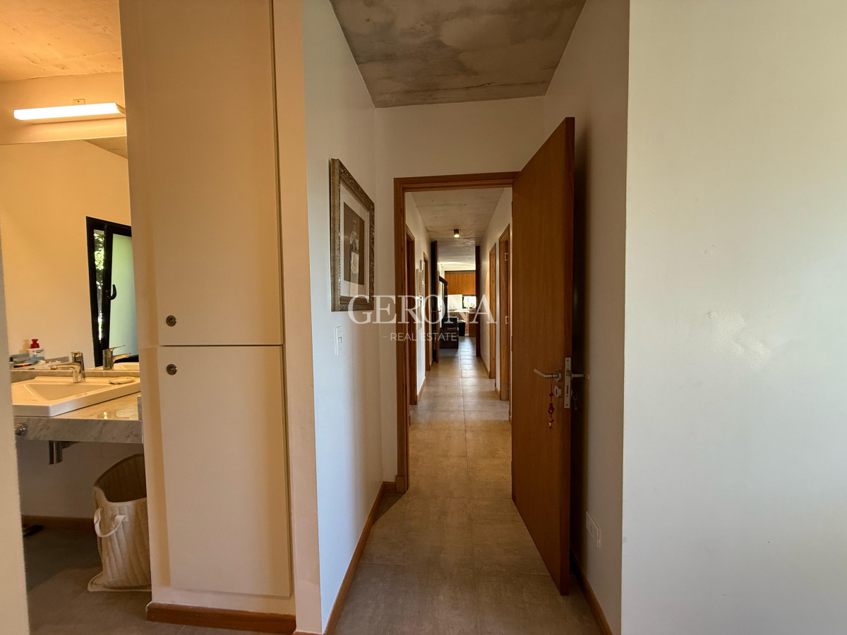 Casa ID.272 - Venta Casa de 4 dormitorios, jardín y piscina en,  Barrio Privado