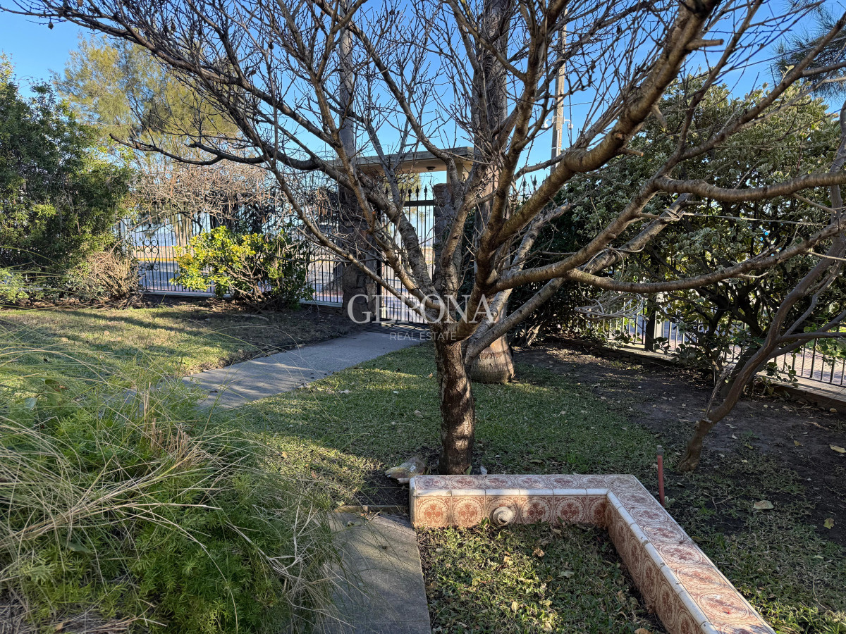 Casa ID.279 - Venta casa de 3 dorm y servicio completo, frente al mar, en Carrasco-Punta Gorda