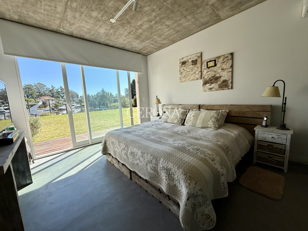 Casa ID.283 - Venta Casa en Marina de Santa Lucía, con 1644 m2 de terreno, 274 edificado y doble muelle.