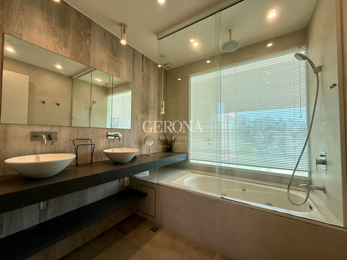 Casa ID.283 - Venta Casa en Marina de Santa Lucía, con 1644 m2 de terreno, 274 edificado y doble muelle.