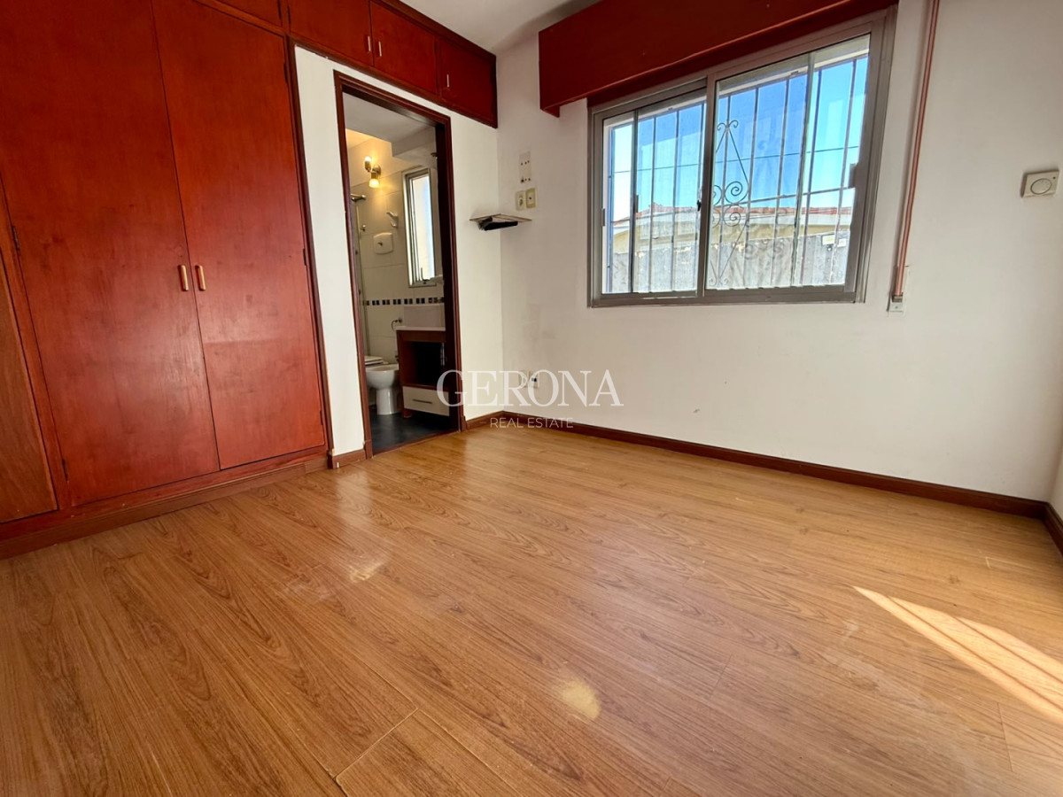 Casa ID.317 - Venta casa PH de 5 dormitorios, escritorio, fondo y cochera para 6 autos en Carrasco Norte.