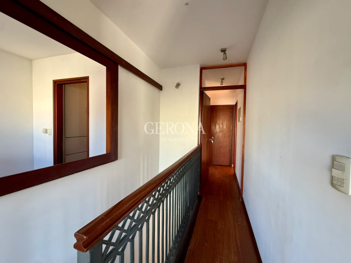 Casa ID.317 - Venta casa PH de 5 dormitorios, escritorio, fondo y cochera para 6 autos en Carrasco Norte.