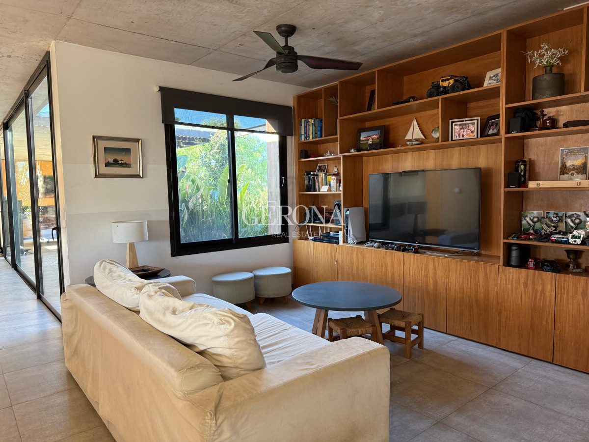 Casa ID.272 - Venta Casa de 4 dormitorios, jardín y piscina en,  Barrio Privado