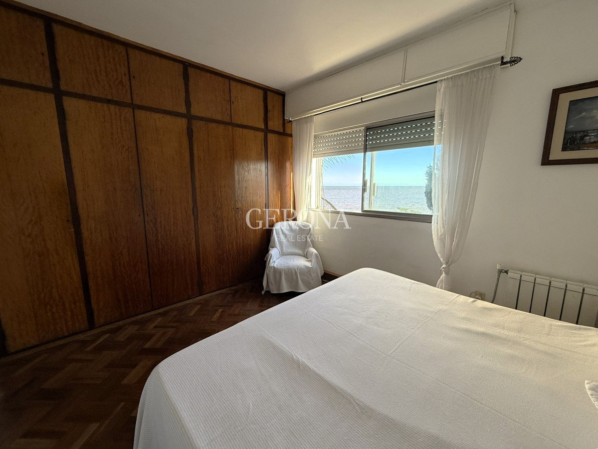 Casa ID.280 - Venta casa de 5 dormitorios y servicio, frente al mar, en Punta Gorda.
