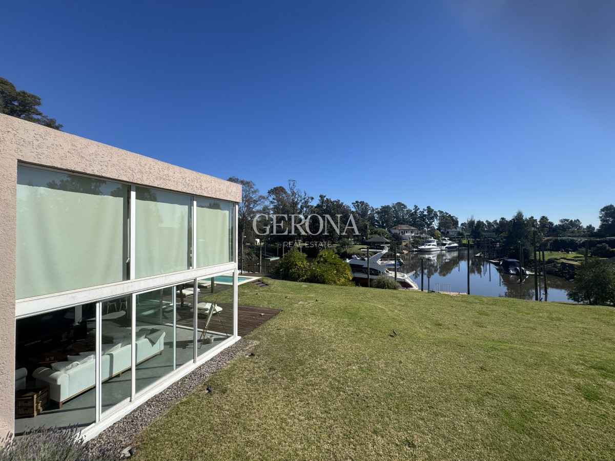 Casa ID.283 - Venta Casa en Marina de Santa Lucía, con 1644 m2 de terreno, 274 edificado y doble muelle.