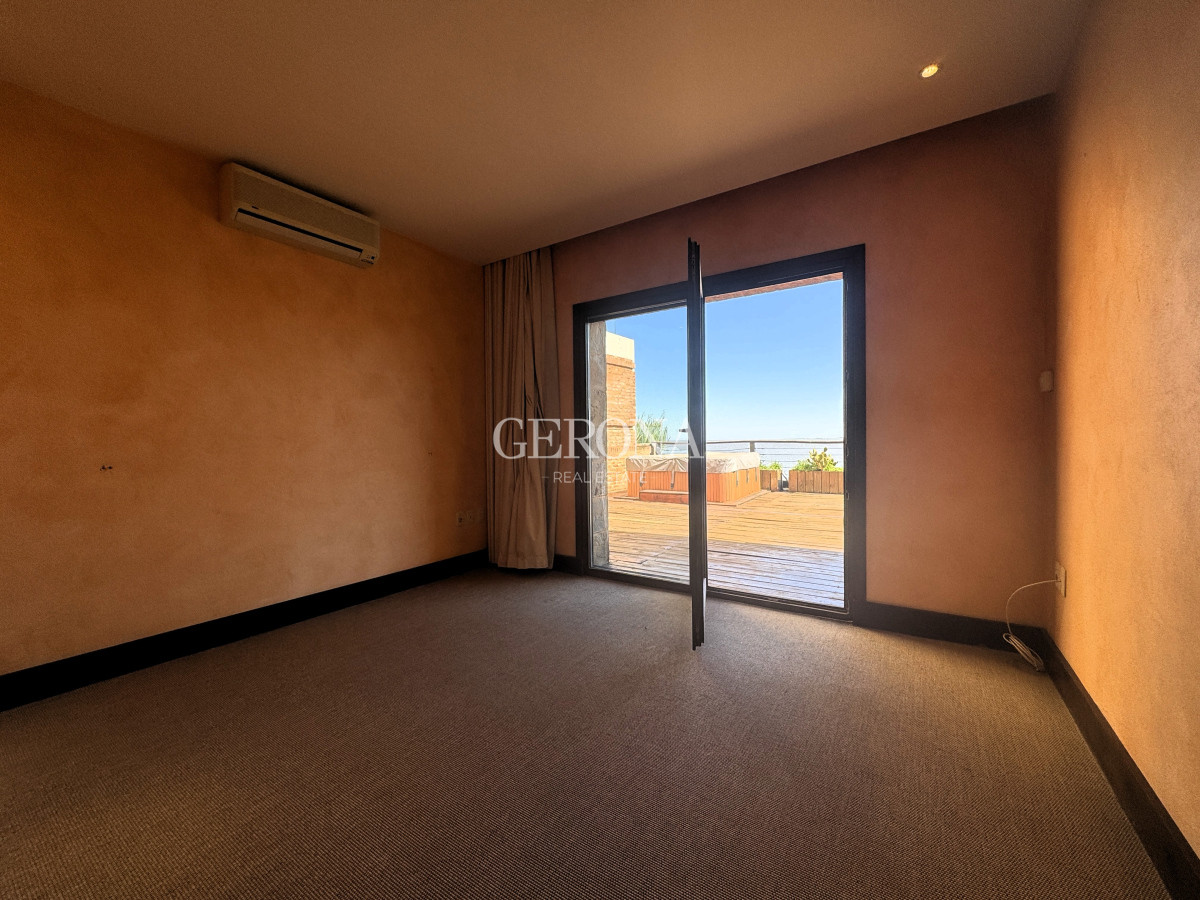 Casa ID.281 - Venta casa de tres niveles, con tres suites frente al mar en Punta Gorda. 