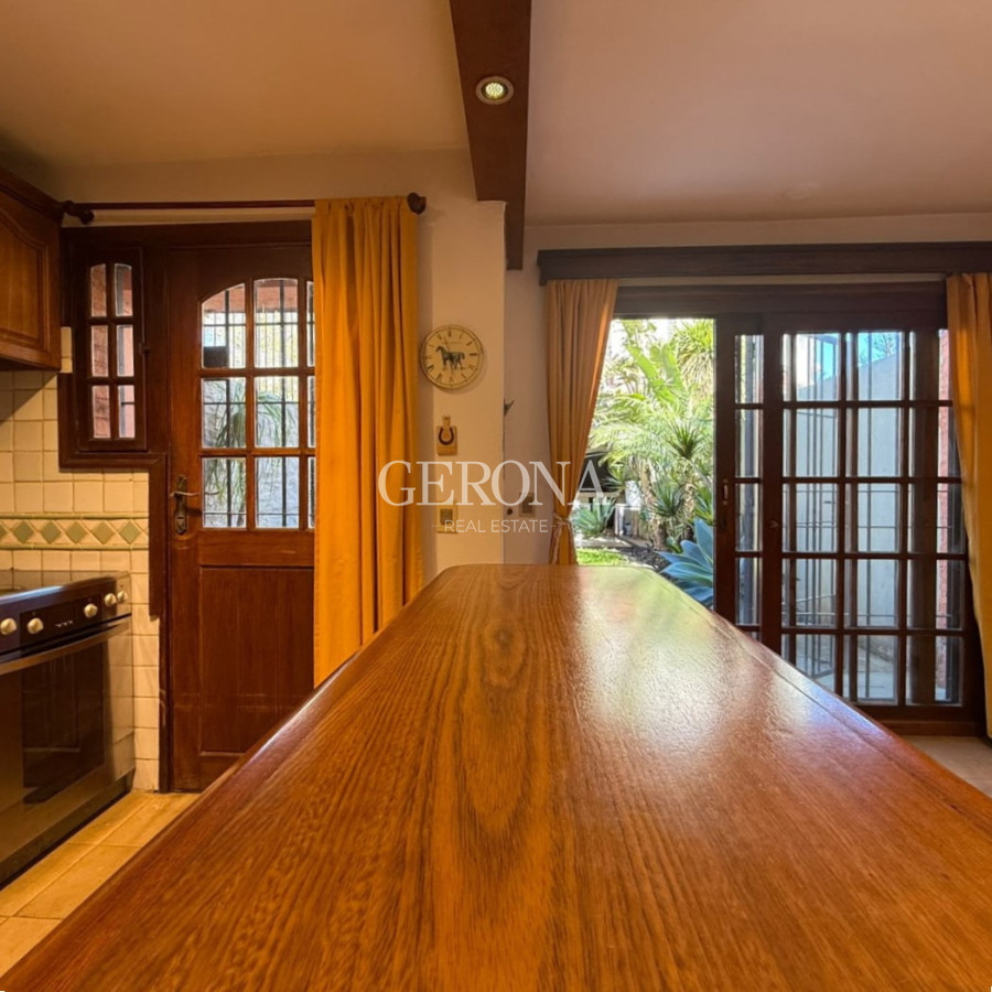 Casa ID.316 - Venta casa de 3 dormitorios, jardín, barbacoa y garaje en Punta Gorda.