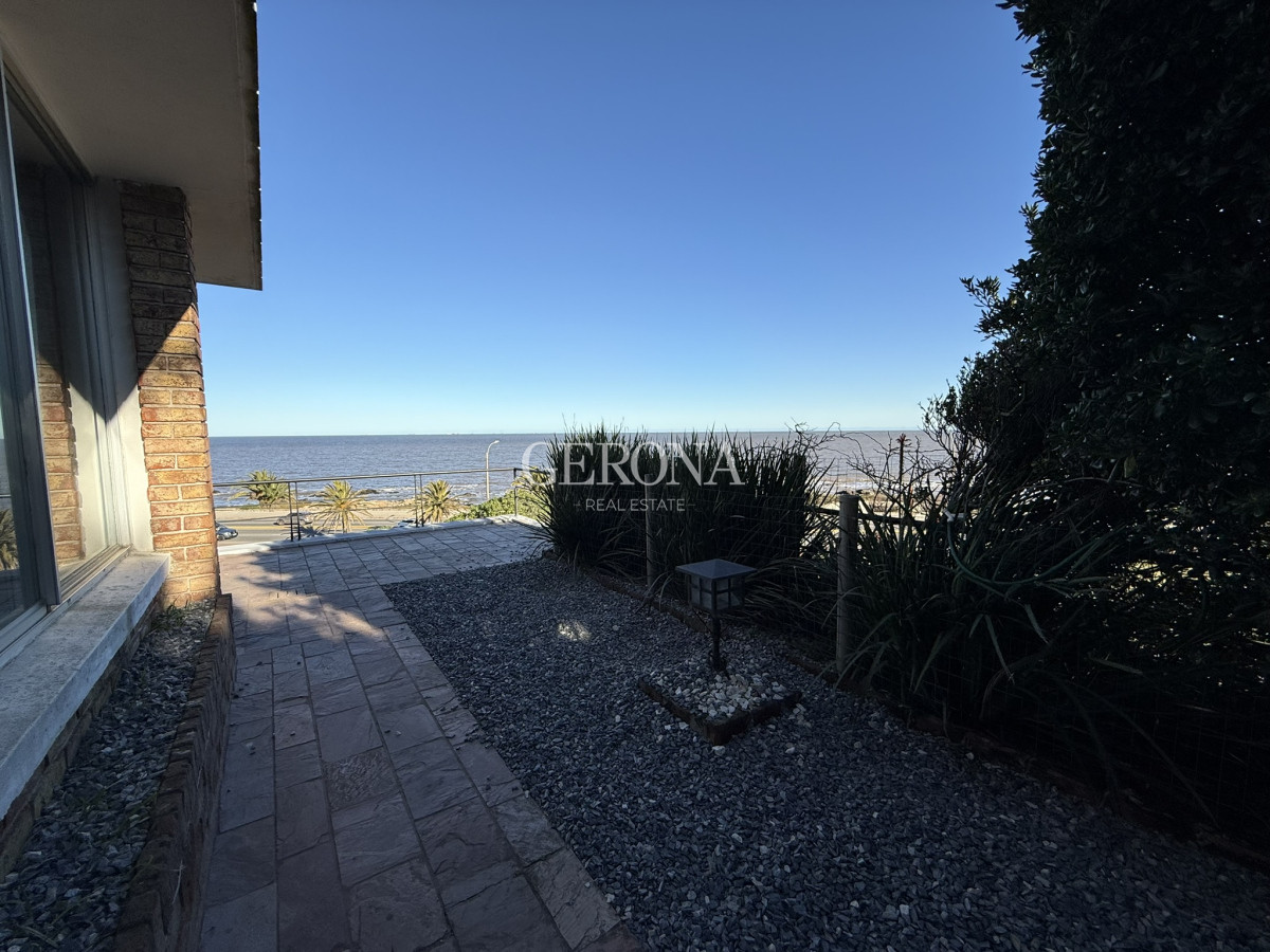 Casa ID.280 - Venta casa de 5 dormitorios y servicio, frente al mar, en Punta Gorda.