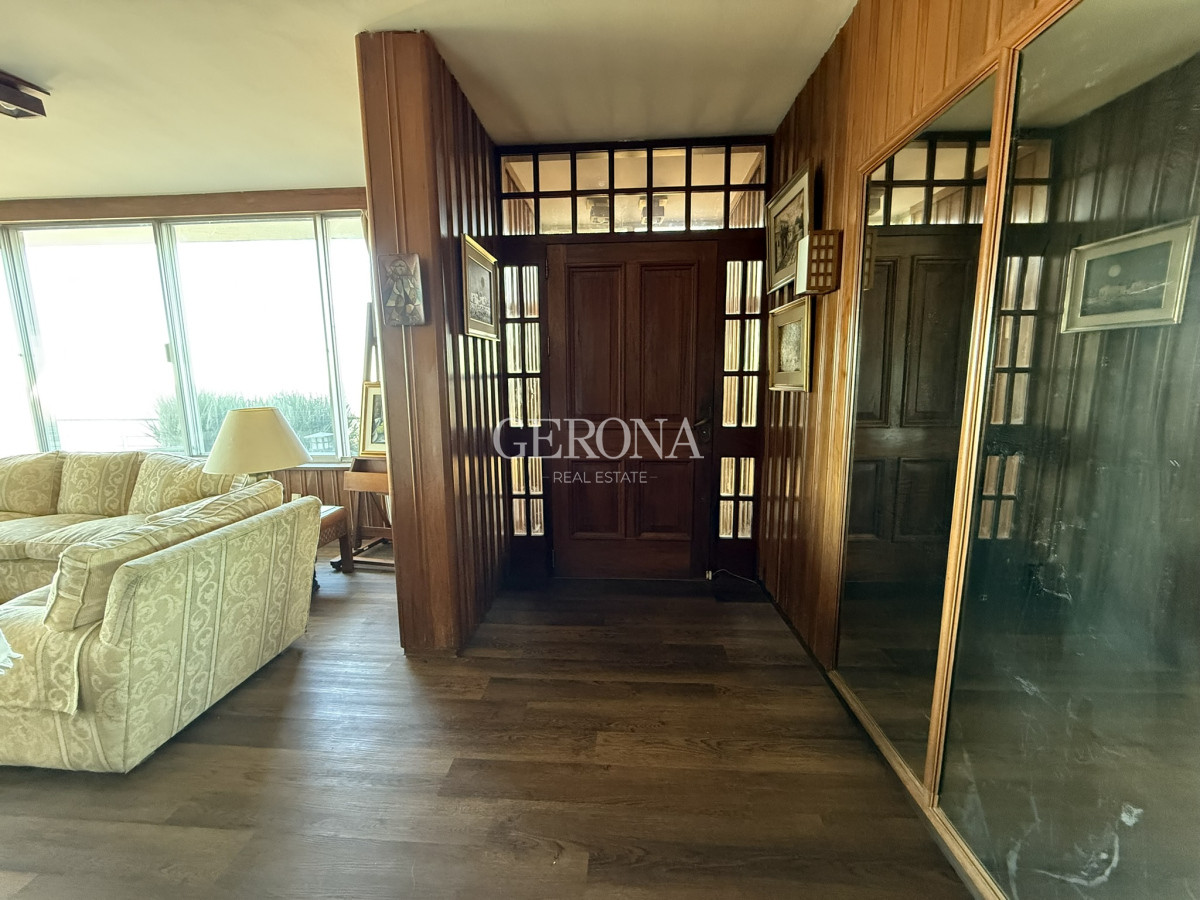 Casa ID.280 - Venta casa de 5 dormitorios y servicio, frente al mar, en Punta Gorda.