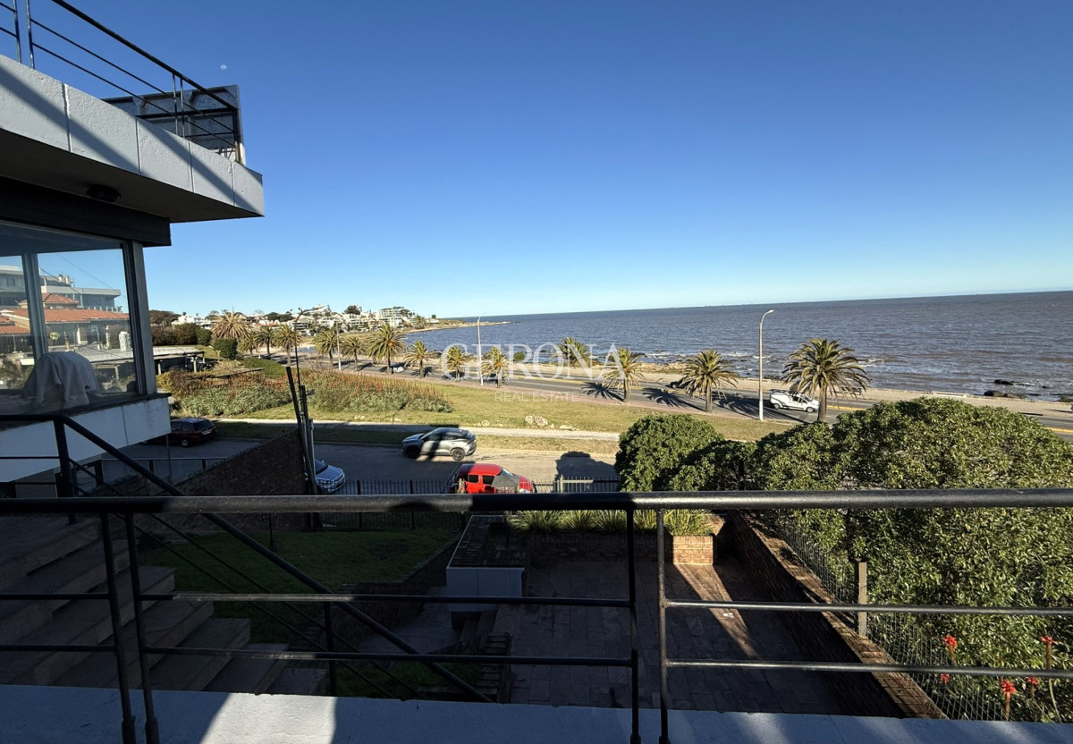 Casa ID.280 - Venta casa de 5 dormitorios y servicio, frente al mar, en Punta Gorda.