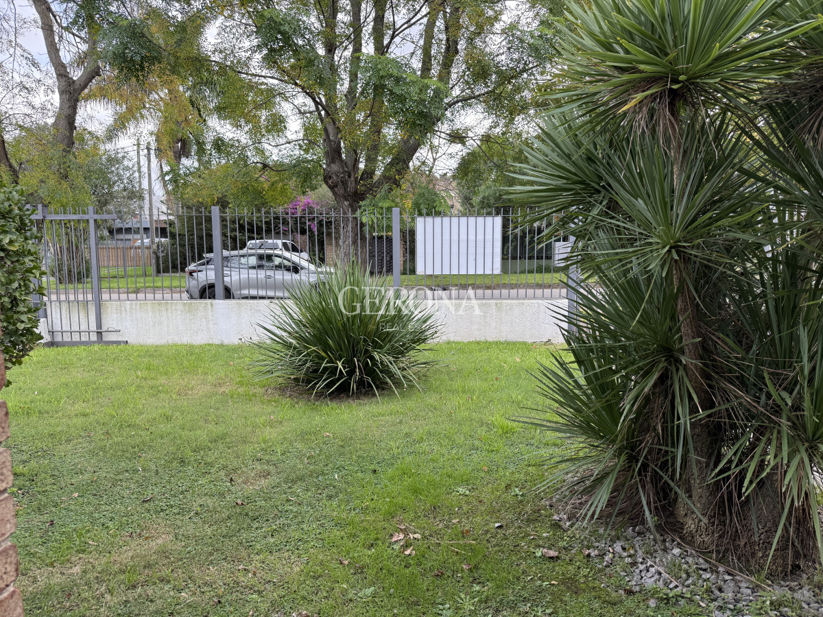 Casa ID.255 - Venta casa ph de 2 dormitorios, jardín y fondo en Punta Gorda-Carrasco Norte