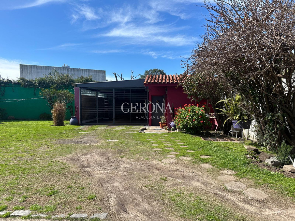 Casa ID.255 - Venta casa ph de 2 dormitorios, jardín y fondo en Punta Gorda-Carrasco Norte