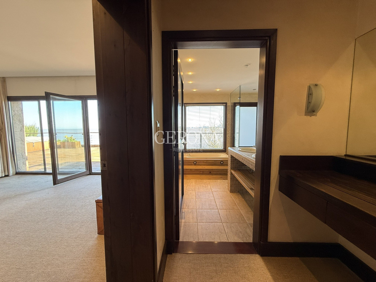 Casa ID.321 - Alquiler casa de tres niveles, con tres suites frente al mar en Punta Gorda. 