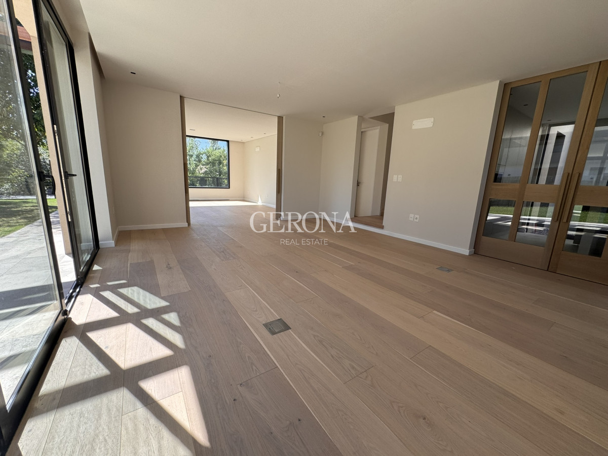 Casa ID.259 - Venta Casa de 3 dormitorios, jardín a estrenar 