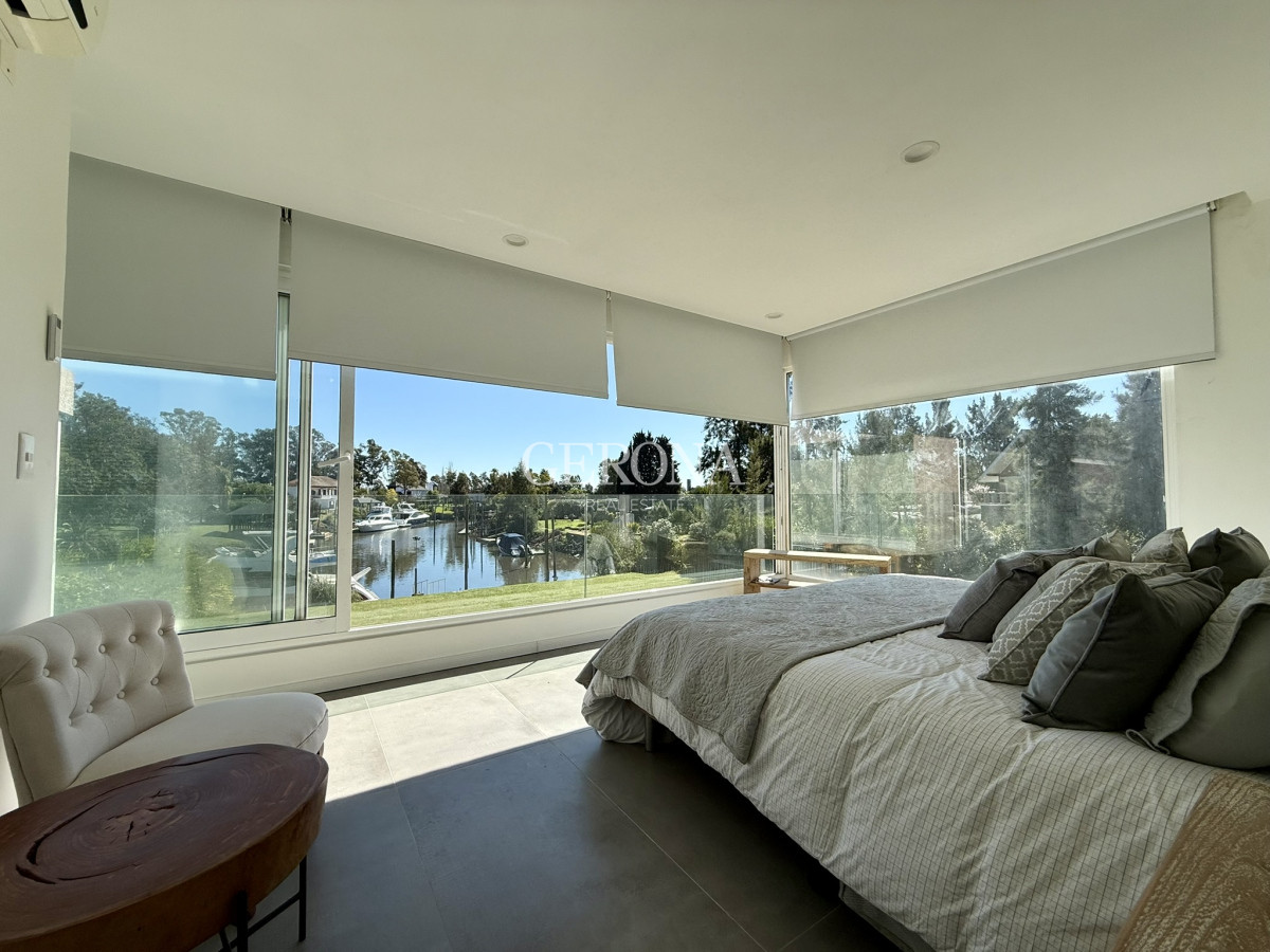 Casa ID.283 - Venta Casa en Marina de Santa Lucía, con 1644 m2 de terreno, 274 edificado y doble muelle.