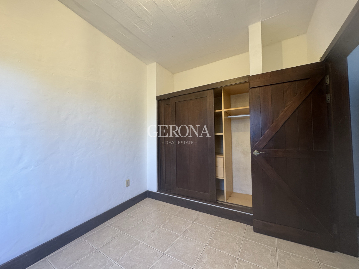 Casa ID.321 - Alquiler casa de tres niveles, con tres suites frente al mar en Punta Gorda. 