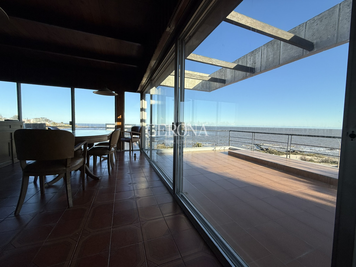 Casa ID.280 - Venta casa de 5 dormitorios y servicio, frente al mar, en Punta Gorda.