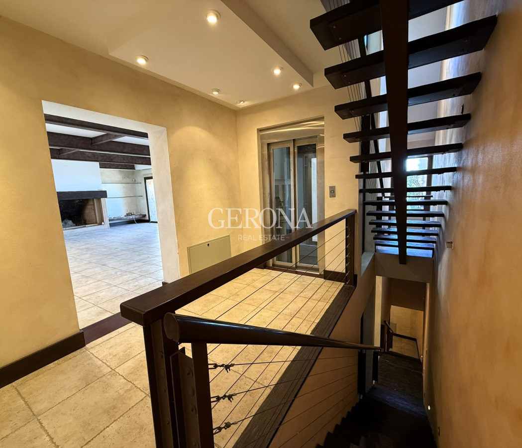 Casa ID.321 - Alquiler casa de tres niveles, con tres suites frente al mar en Punta Gorda. 