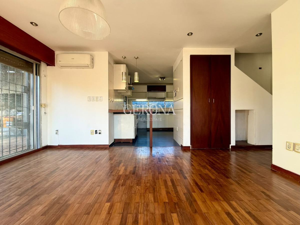 Casa ID.317 - Venta casa PH de 5 dormitorios, escritorio, fondo y cochera para 6 autos en Carrasco Norte.