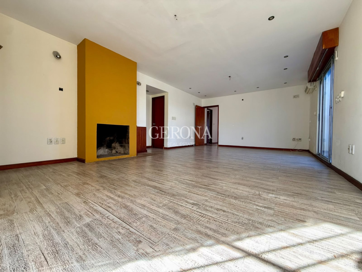 Casa ID.317 - Venta casa PH de 5 dormitorios, escritorio, fondo y cochera para 6 autos en Carrasco Norte.