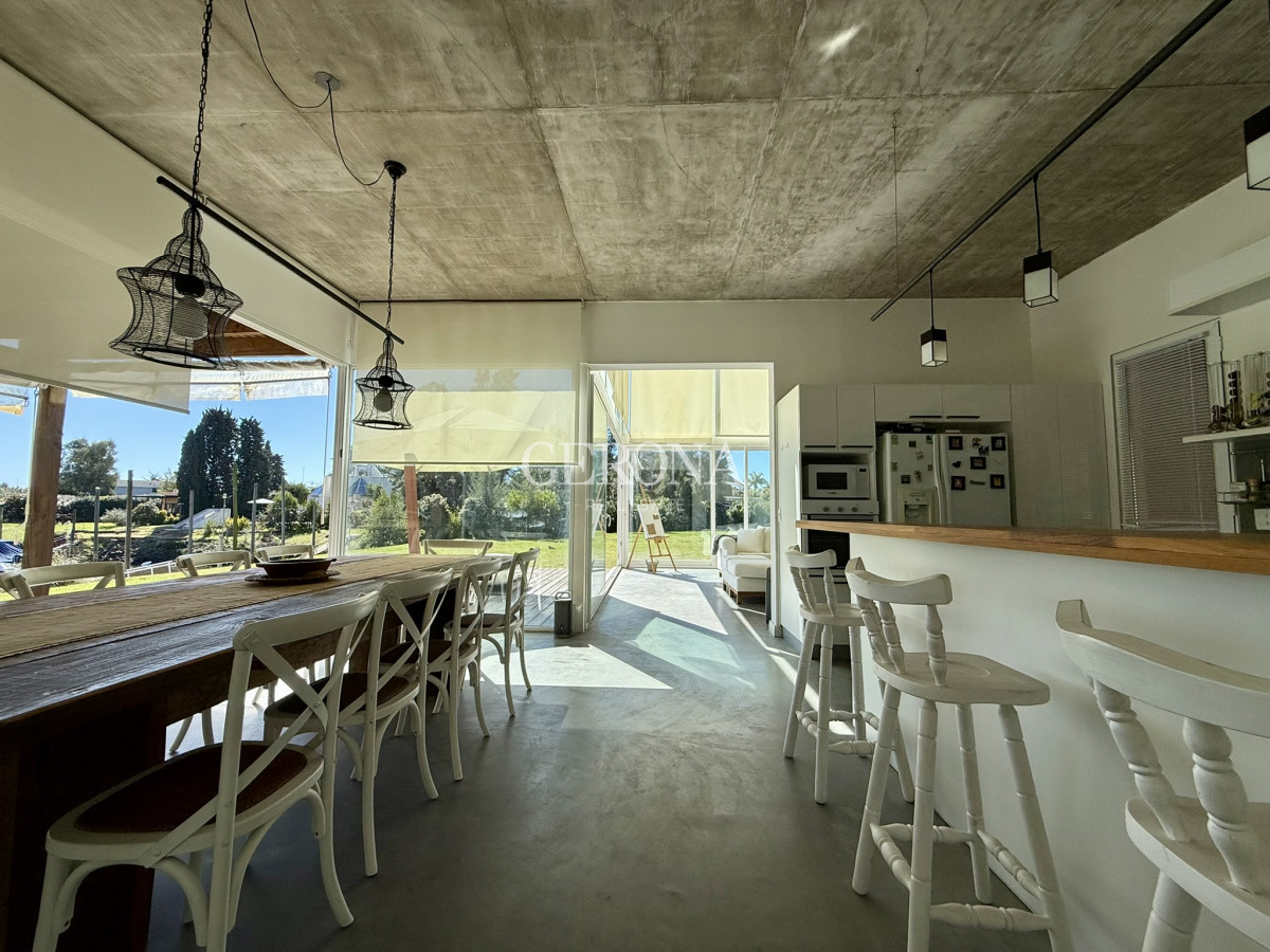Casa ID.283 - Venta Casa en Marina de Santa Lucía, con 1644 m2 de terreno, 274 edificado y doble muelle.