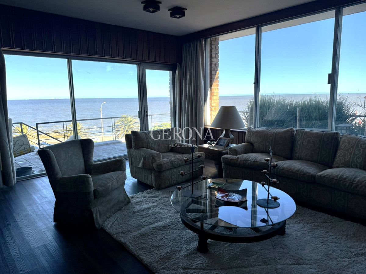 Casa ID.280 - Venta casa de 5 dormitorios y servicio, frente al mar, en Punta Gorda.