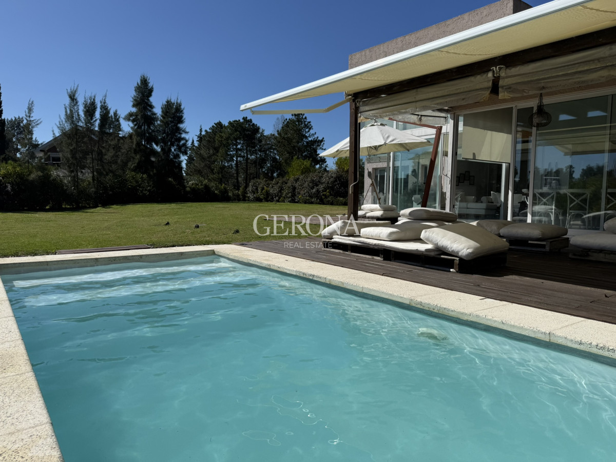 Casa ID.283 - Venta Casa en Marina de Santa Lucía, con 1644 m2 de terreno, 274 edificado y doble muelle.