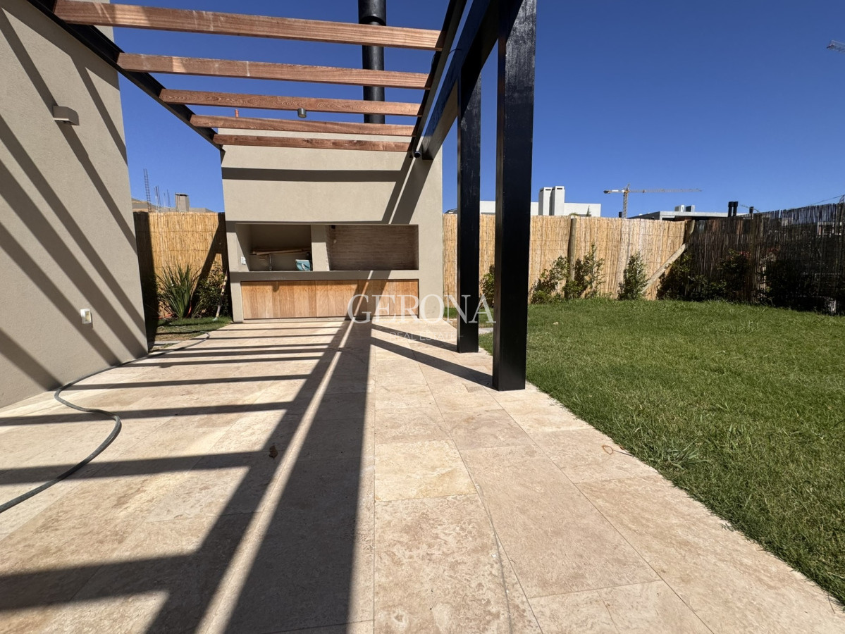 Casa ID.259 - Venta Casa de 3 dormitorios, jardín a estrenar 