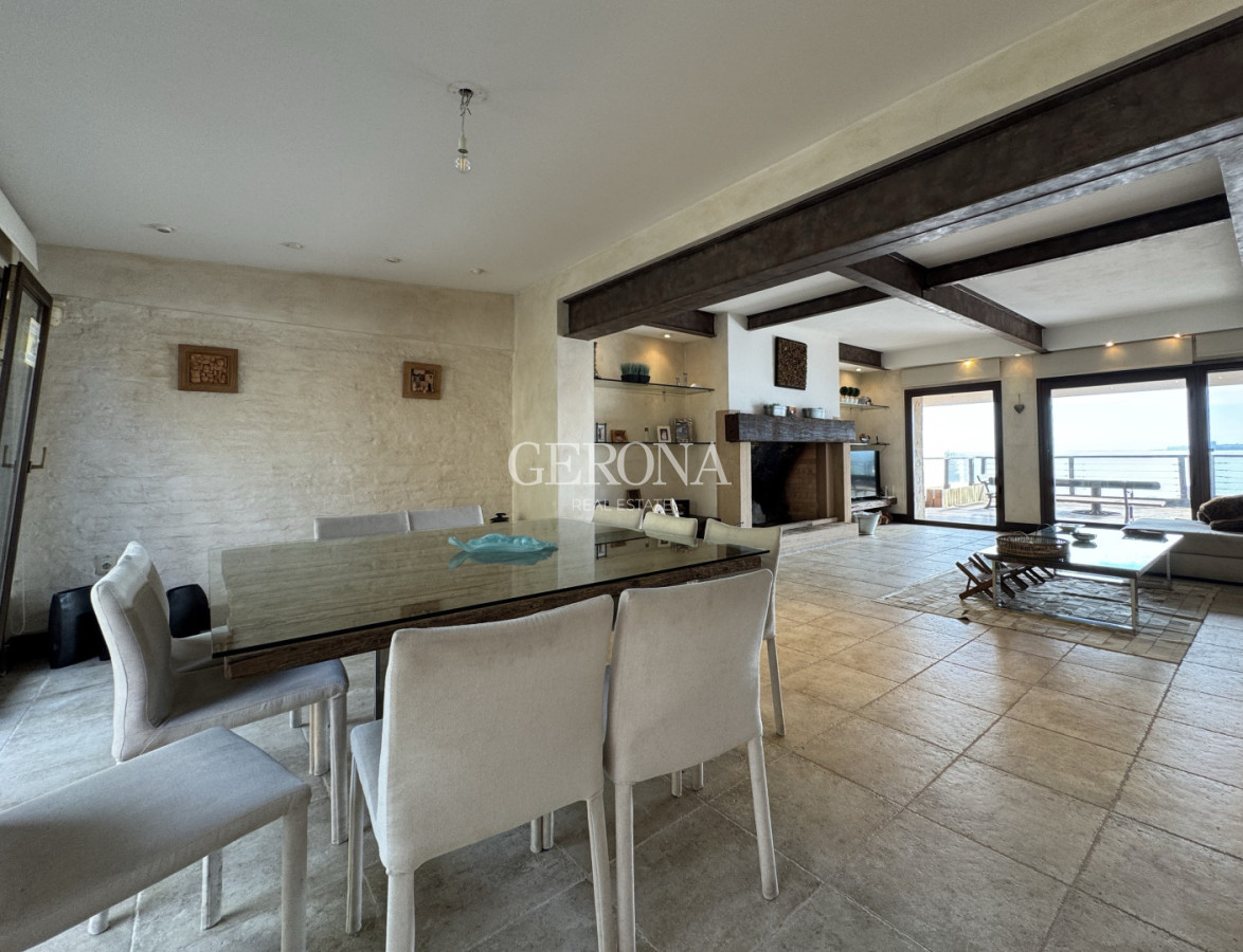 Casa ID.321 - Alquiler casa de tres niveles, con tres suites frente al mar en Punta Gorda. 