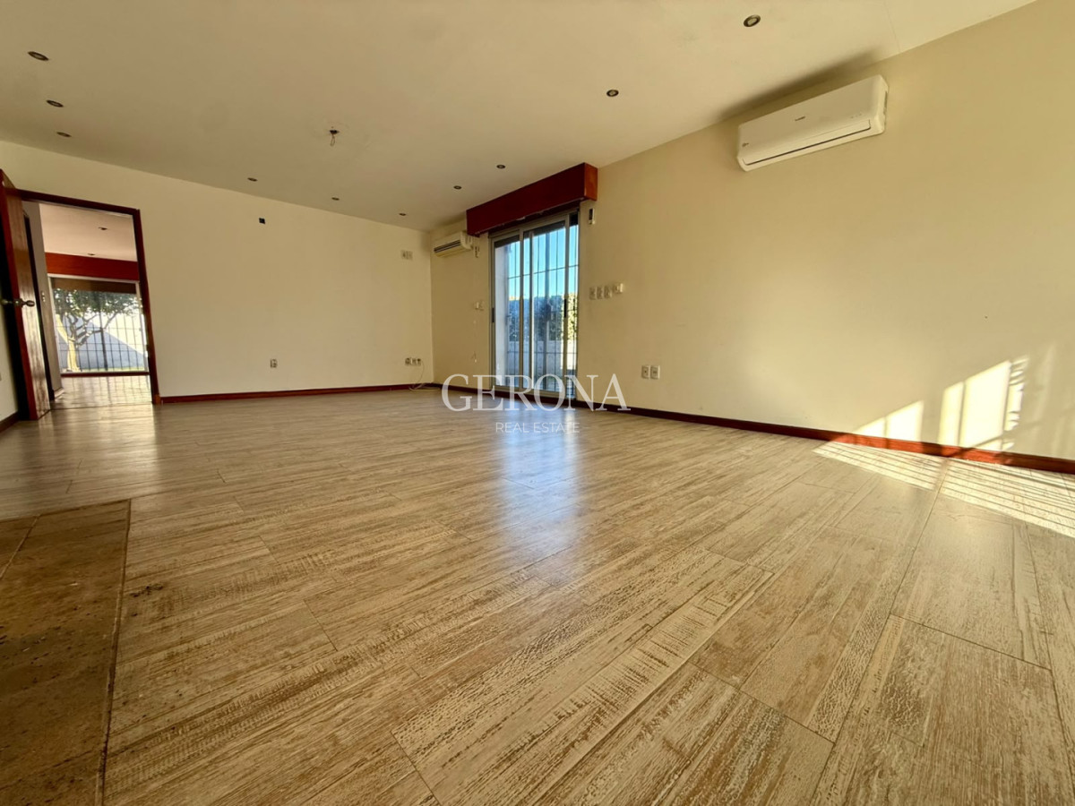 Casa ID.317 - Venta casa PH de 5 dormitorios, escritorio, fondo y cochera para 6 autos en Carrasco Norte.