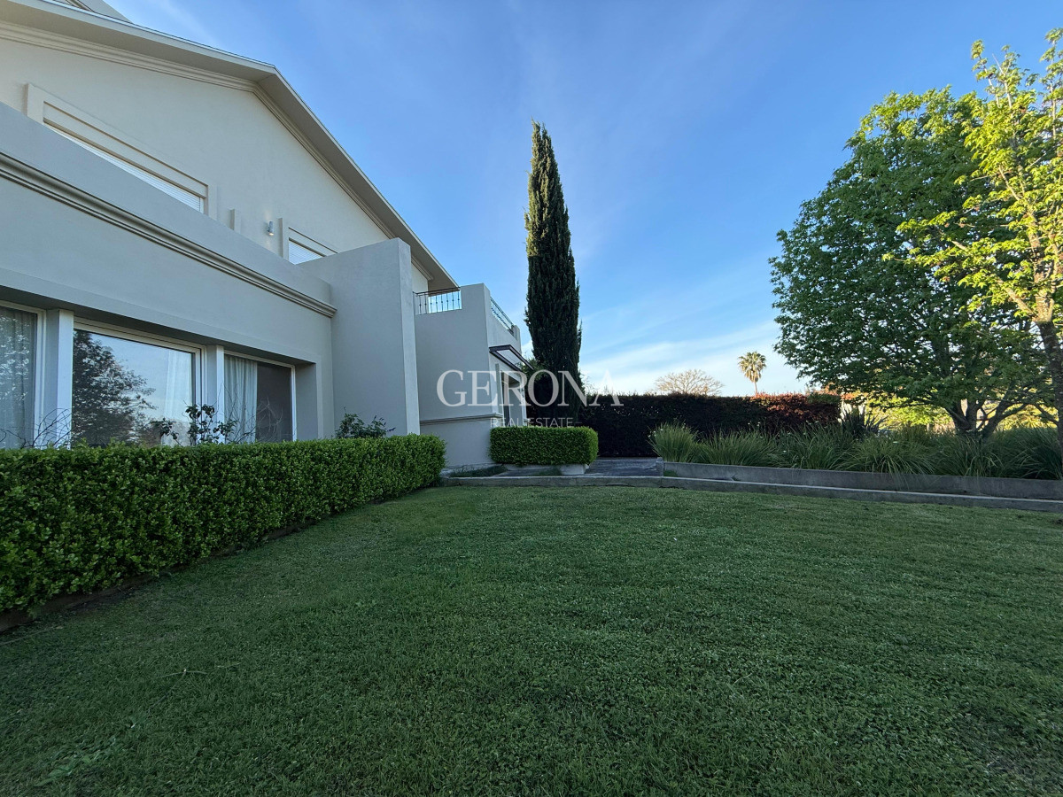 Casa ID.268 - Venta Casa de 4 dormitorios y servicio, de 352 m2, en Lomas de la Tahona