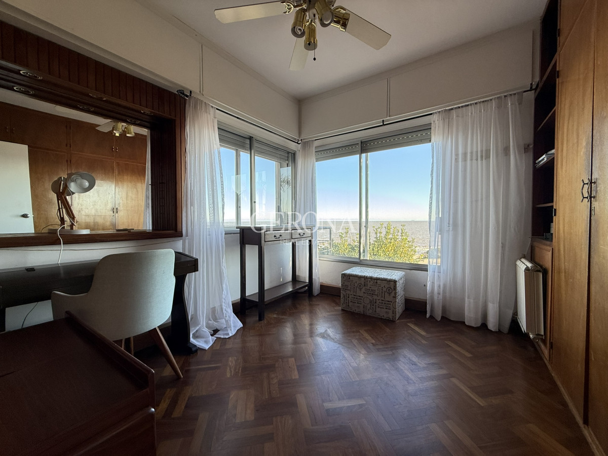 Casa ID.280 - Venta casa de 5 dormitorios y servicio, frente al mar, en Punta Gorda.