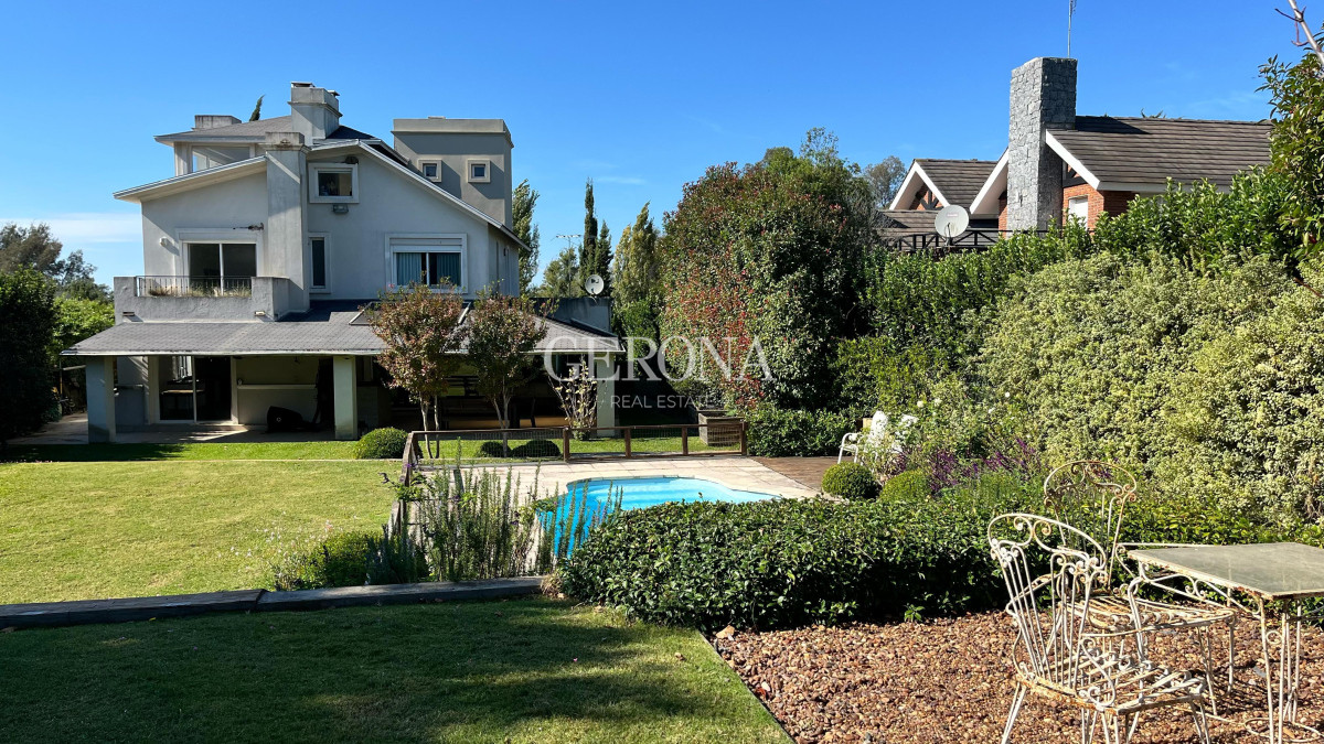 Casa ID.268 - Venta Casa de 4 dormitorios y servicio, de 352 m2, en Lomas de la Tahona