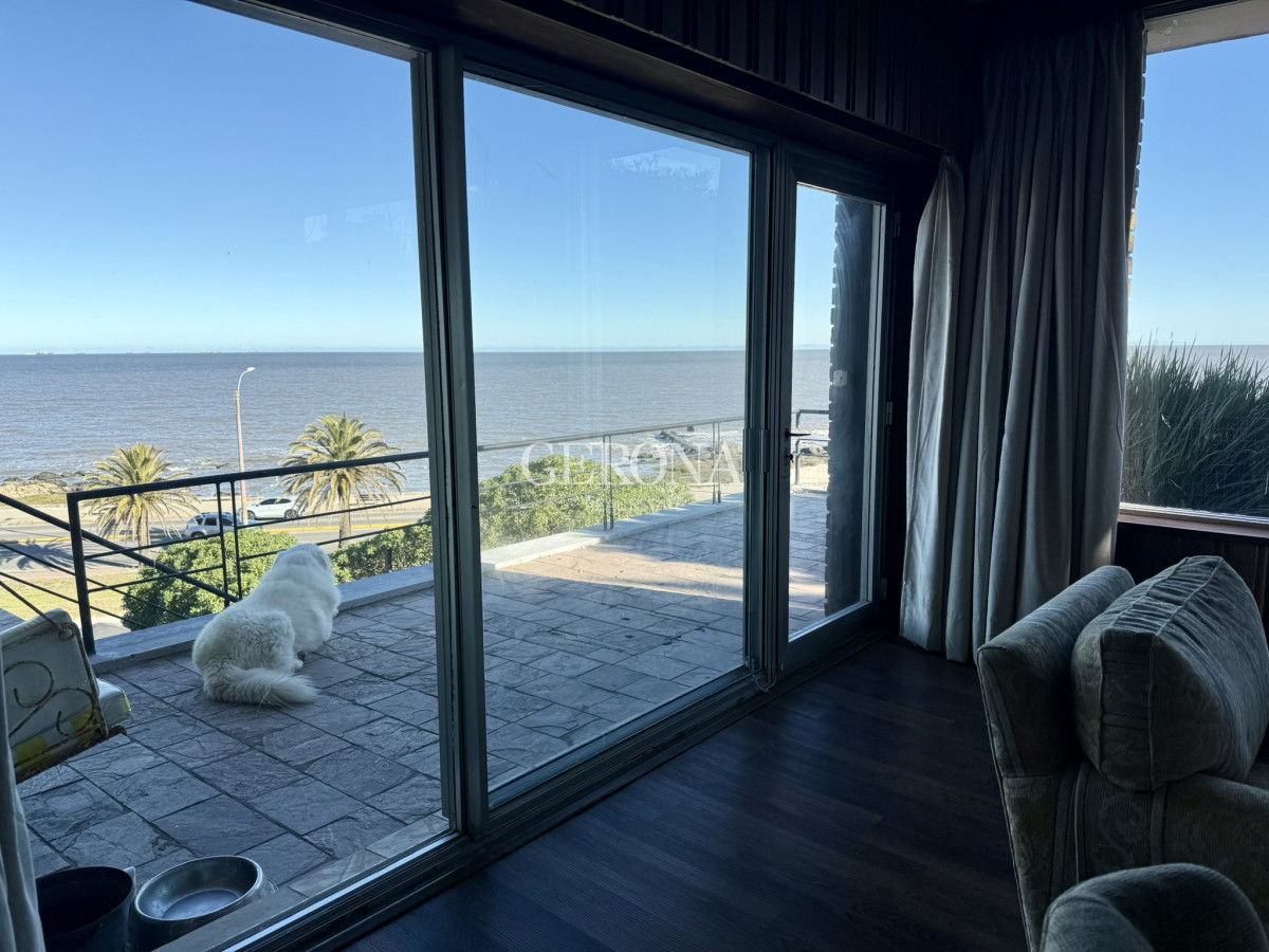 Casa ID.280 - Venta casa de 5 dormitorios y servicio, frente al mar, en Punta Gorda.