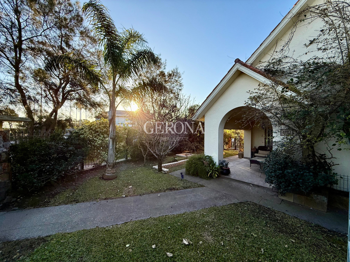 Casa ID.279 - Venta casa de 3 dorm y servicio completo, frente al mar, en Carrasco-Punta Gorda