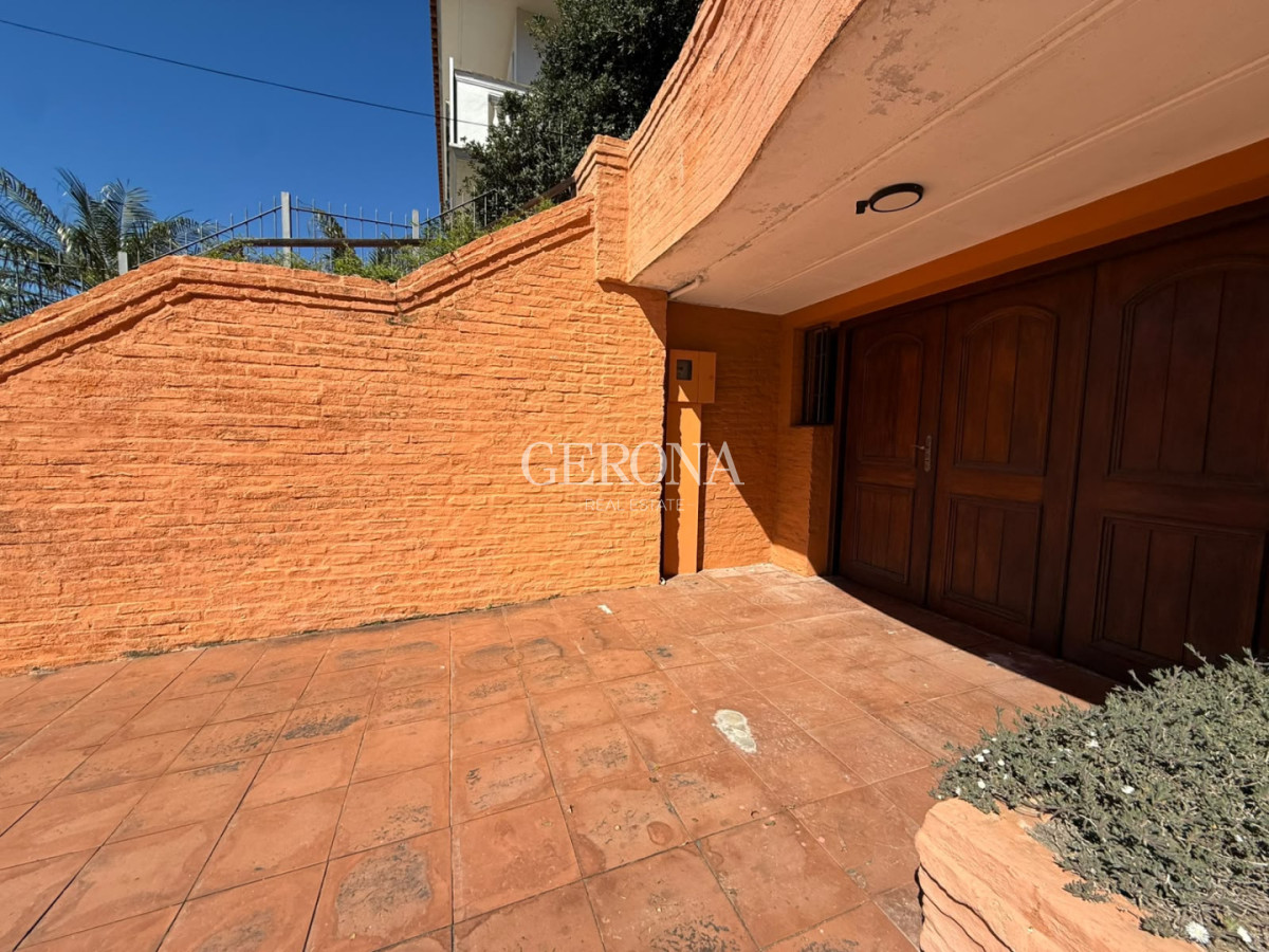 Casa ID.316 - Venta casa de 3 dormitorios, jardín, barbacoa y garaje en Punta Gorda.