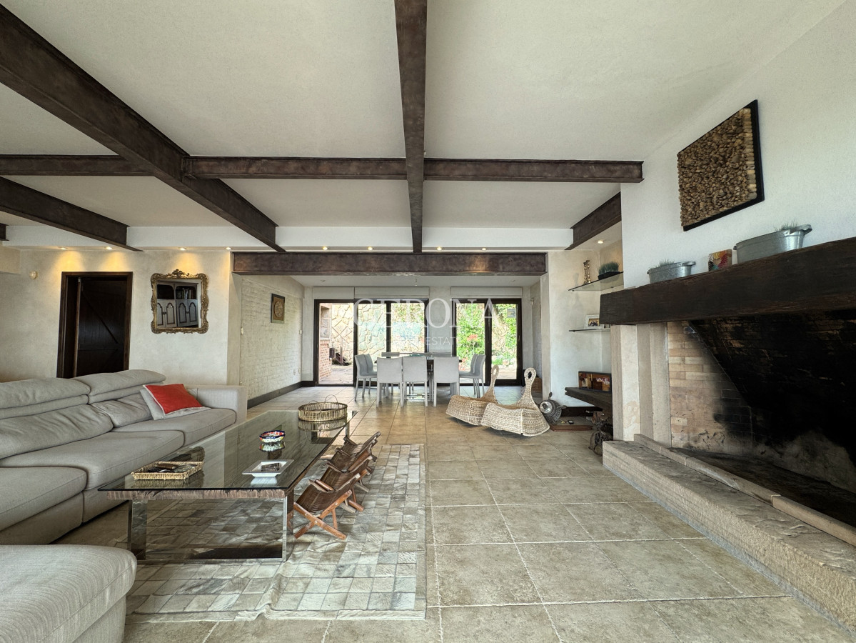 Casa ID.281 - Venta casa de tres niveles, con tres suites frente al mar en Punta Gorda. 