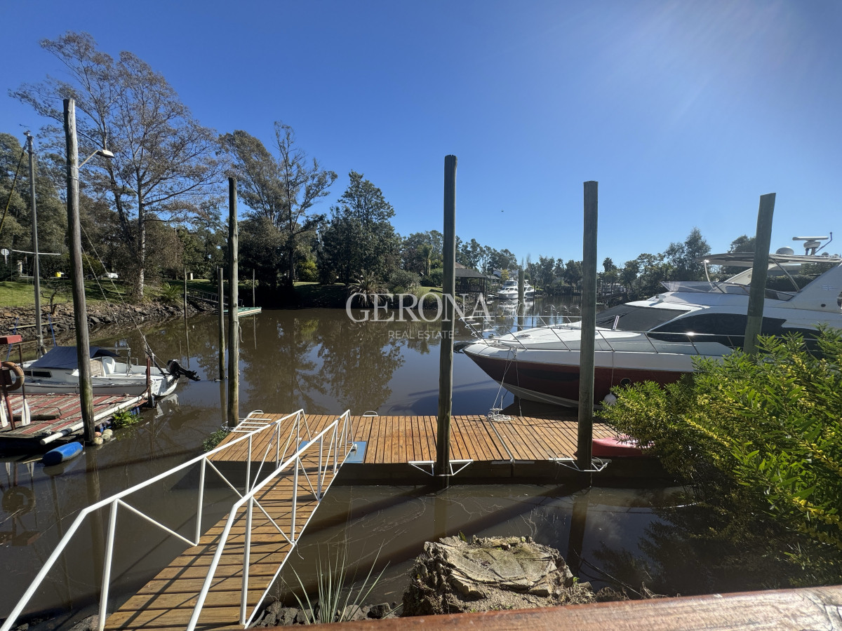 Casa ID.283 - Venta Casa en Marina de Santa Lucía, con 1644 m2 de terreno, 274 edificado y doble muelle.