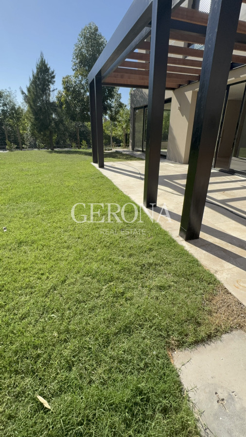 Casa ID.259 - Venta Casa de 3 dormitorios, jardín a estrenar 