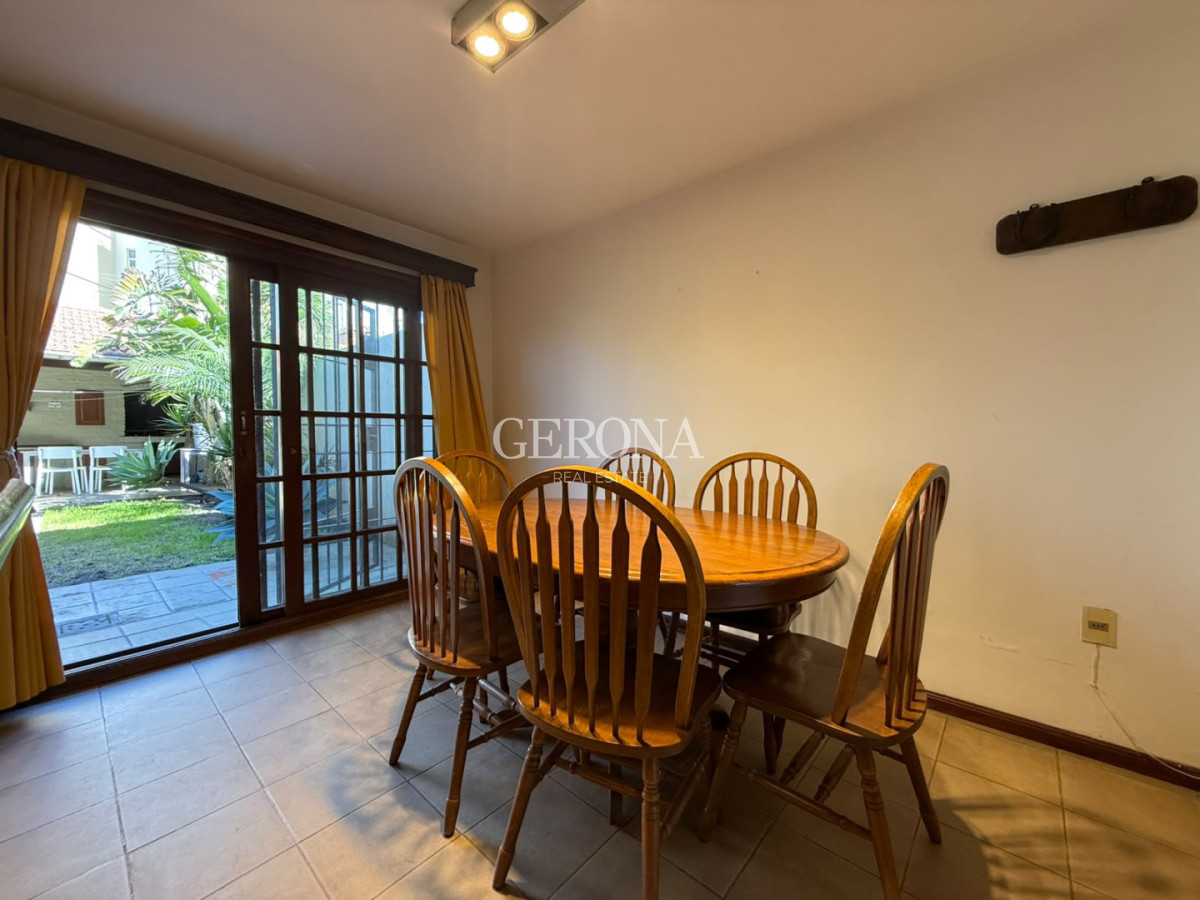 Casa ID.316 - Venta casa de 3 dormitorios, jardín, barbacoa y garaje en Punta Gorda.