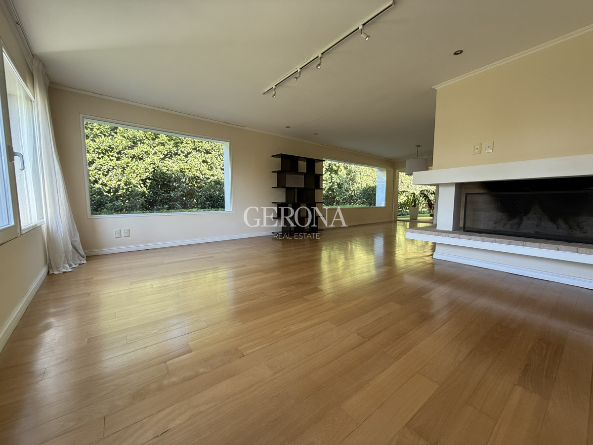 Casa ID.268 - Venta Casa de 4 dormitorios y servicio, de 352 m2, en Lomas de la Tahona