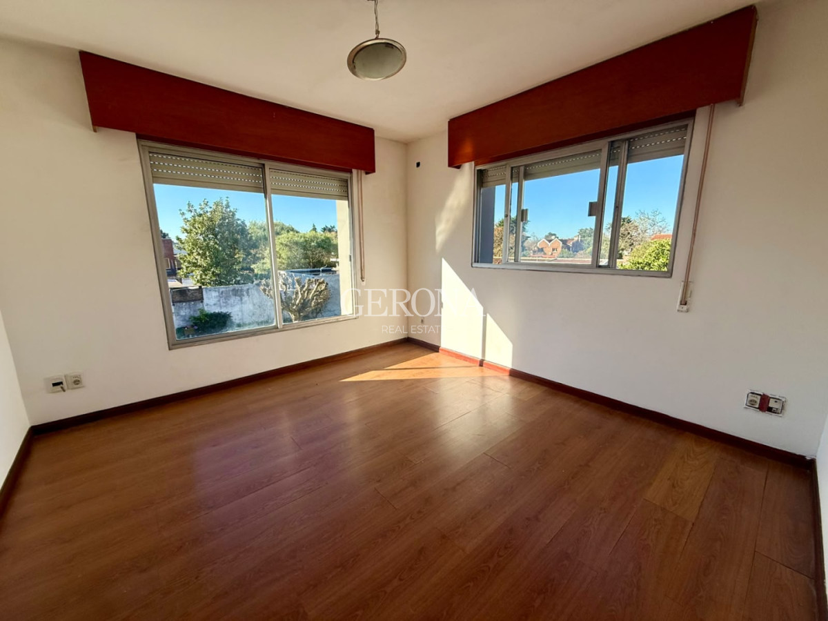 Casa ID.317 - Venta casa PH de 5 dormitorios, escritorio, fondo y cochera para 6 autos en Carrasco Norte.